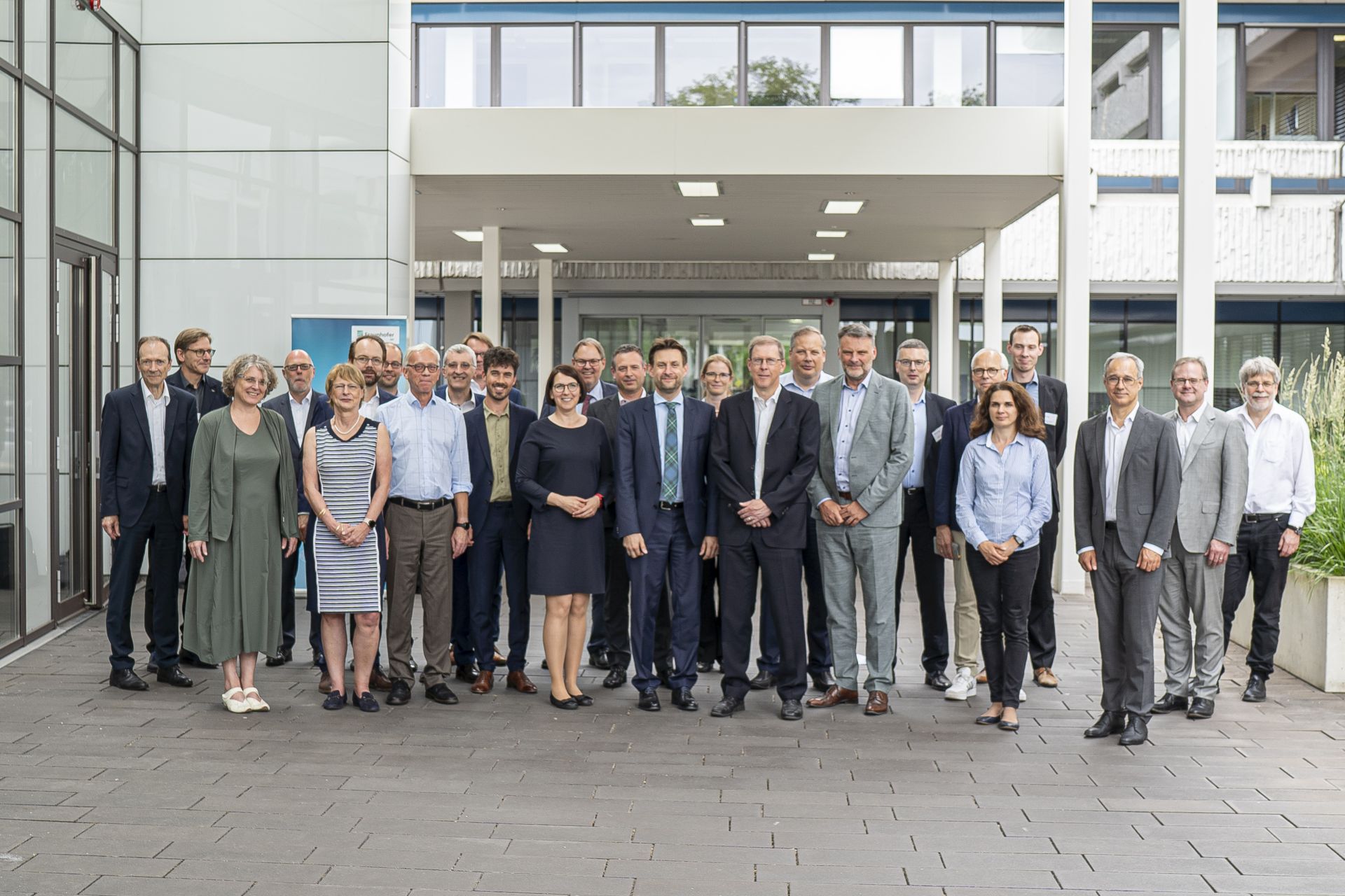 Gruppenfoto der Teilnehmenden an der Kuratoriumssitzung 2023 am Fraunhofer IAF