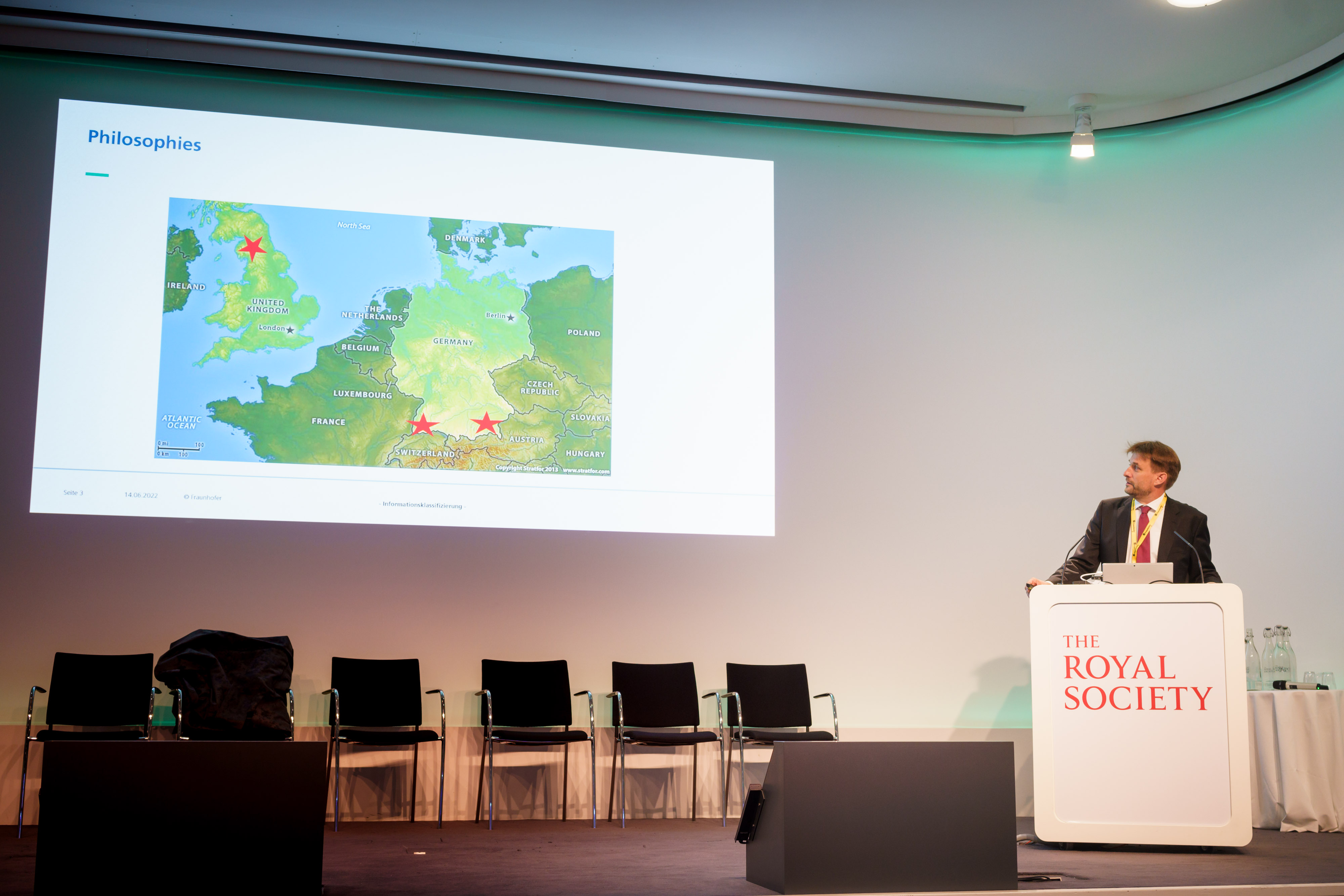 Bild von Prof. Dr. Rüdiger Quay, der auf dem Jubiläumsempfang von Fraunhofer UK und Fraunhofer CAP eine Rede hält