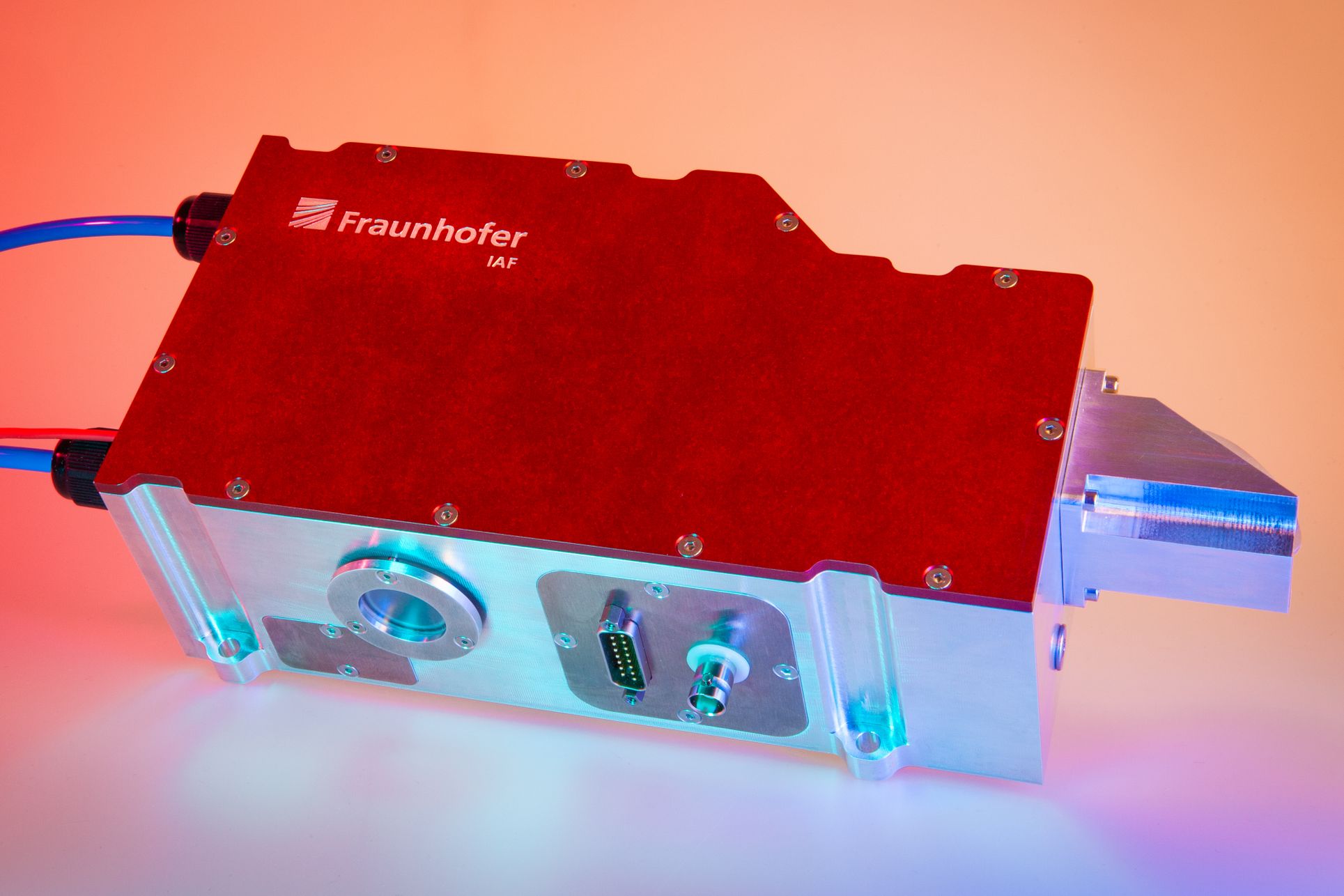 Einmodiges Halbleiter-Scheibenlaser-Modul mit bis zu 2,4 W Ausgangsleistung für den Frequenzbereich zwischen 1,9 und 2,5 µm, entwickelt als Pumpquelle für Quantenfrequenzkonverter, © Fraunhofer IAF
