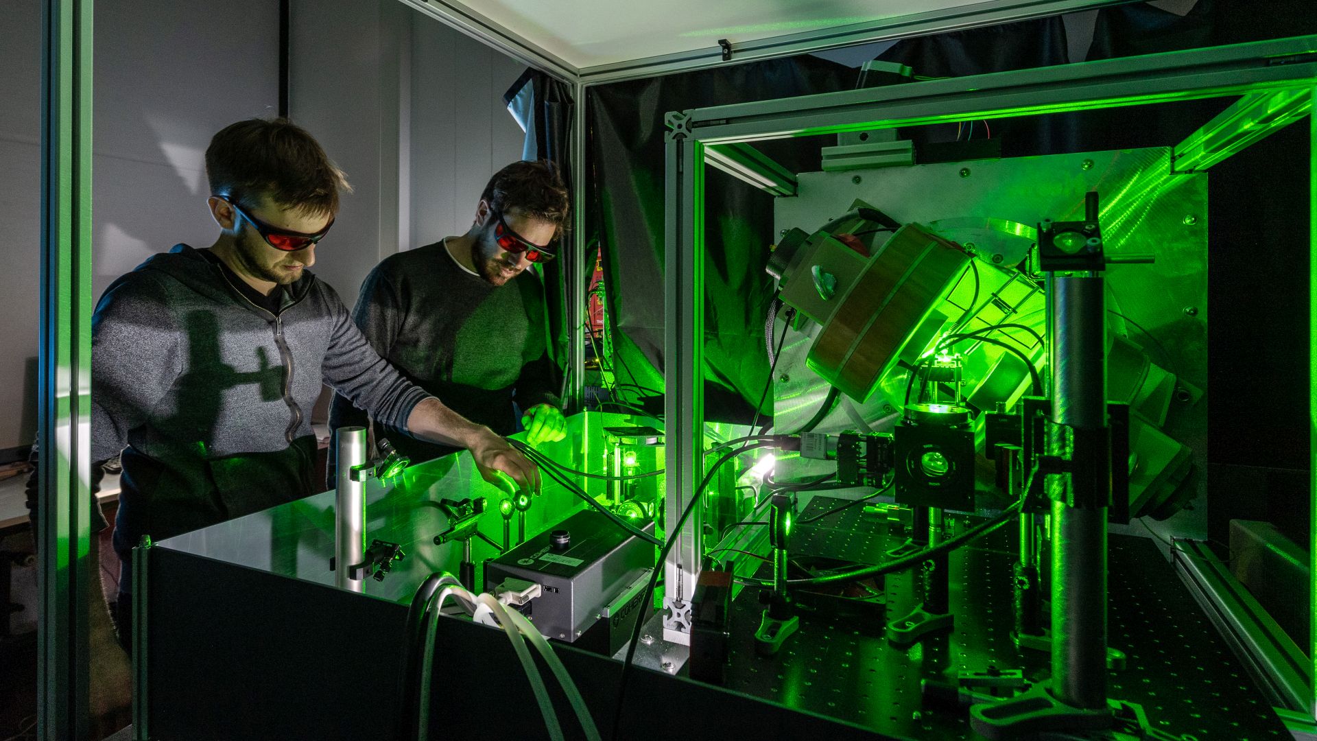 Researchers work on an optical setup for microscopic NMR spectroscopy