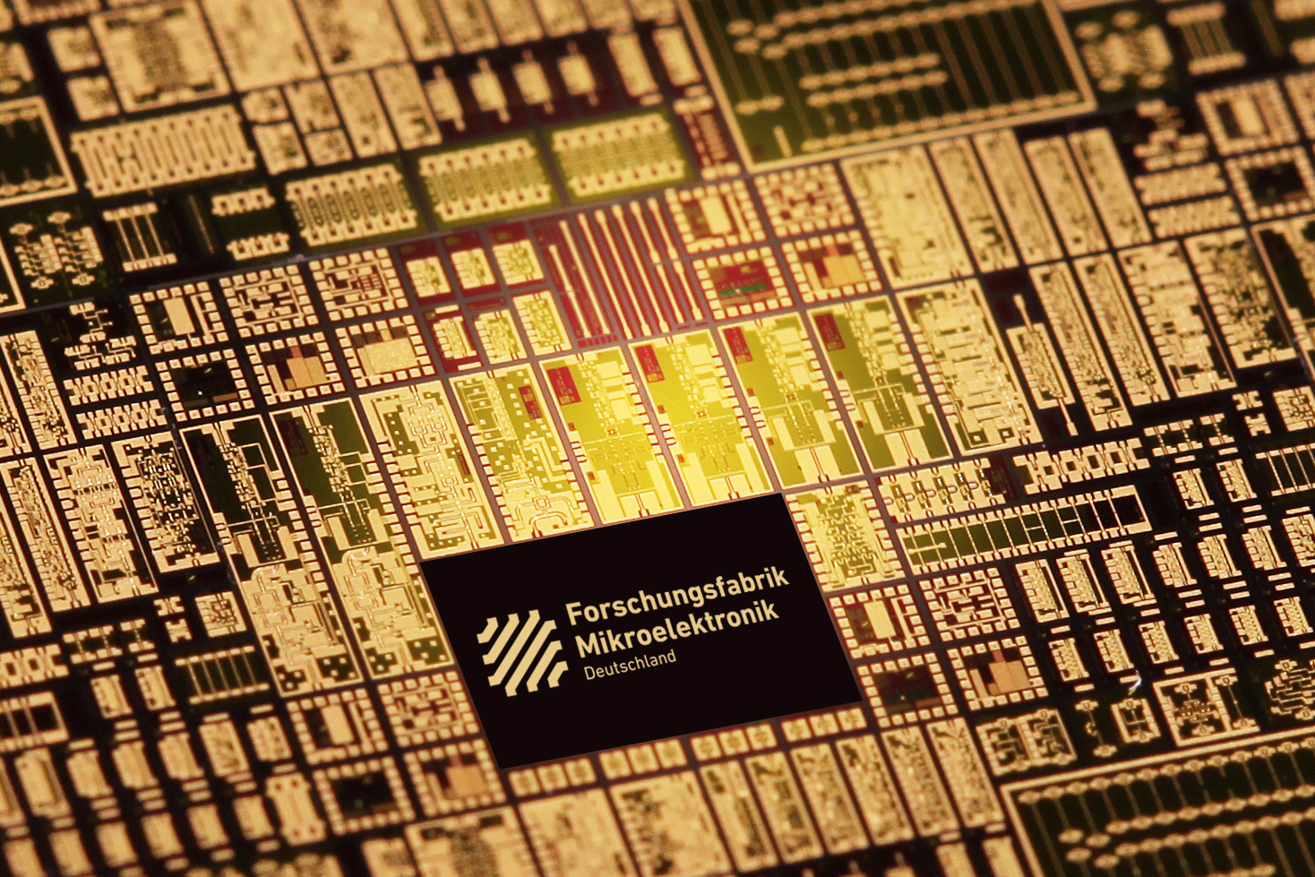 Millilink Schaltung in Goldtönen mit Logo der Forschungsfabrik Mikroelektronik Deutschland