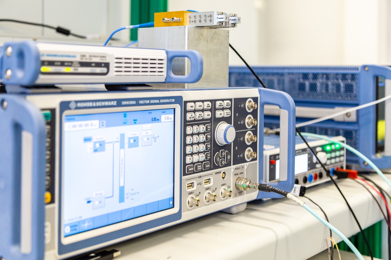 Forschungsaufbau für Übertragungsexperimente mit neuartigen Wellenformen bis 300 GHz.