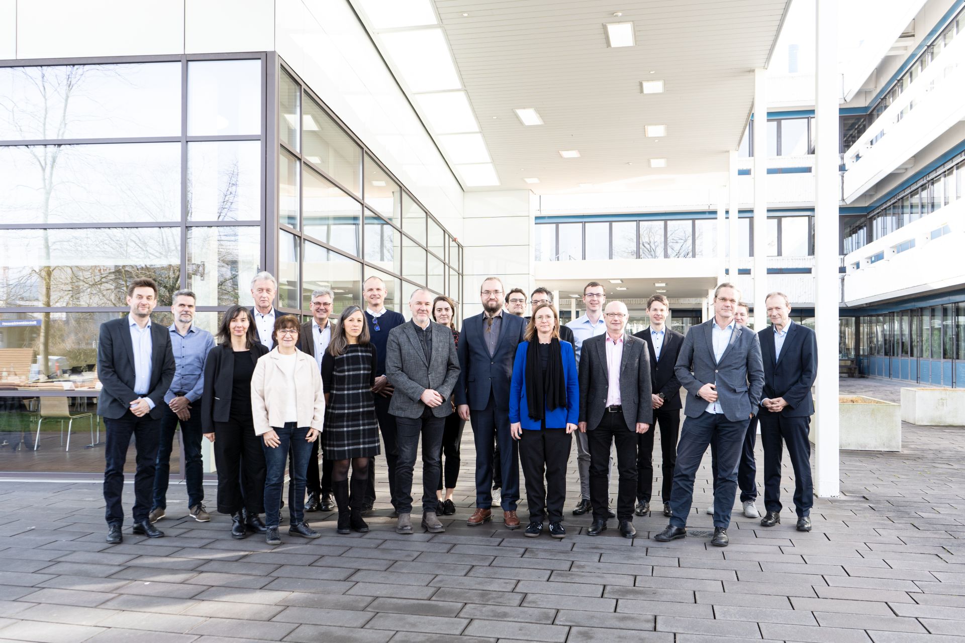Gruppenbild der Teilnehmenden an der 5. Beiratssitzung des Fraunhofer-Kompetenznetzwerks Quantencomputing am Fraunhofer IAF