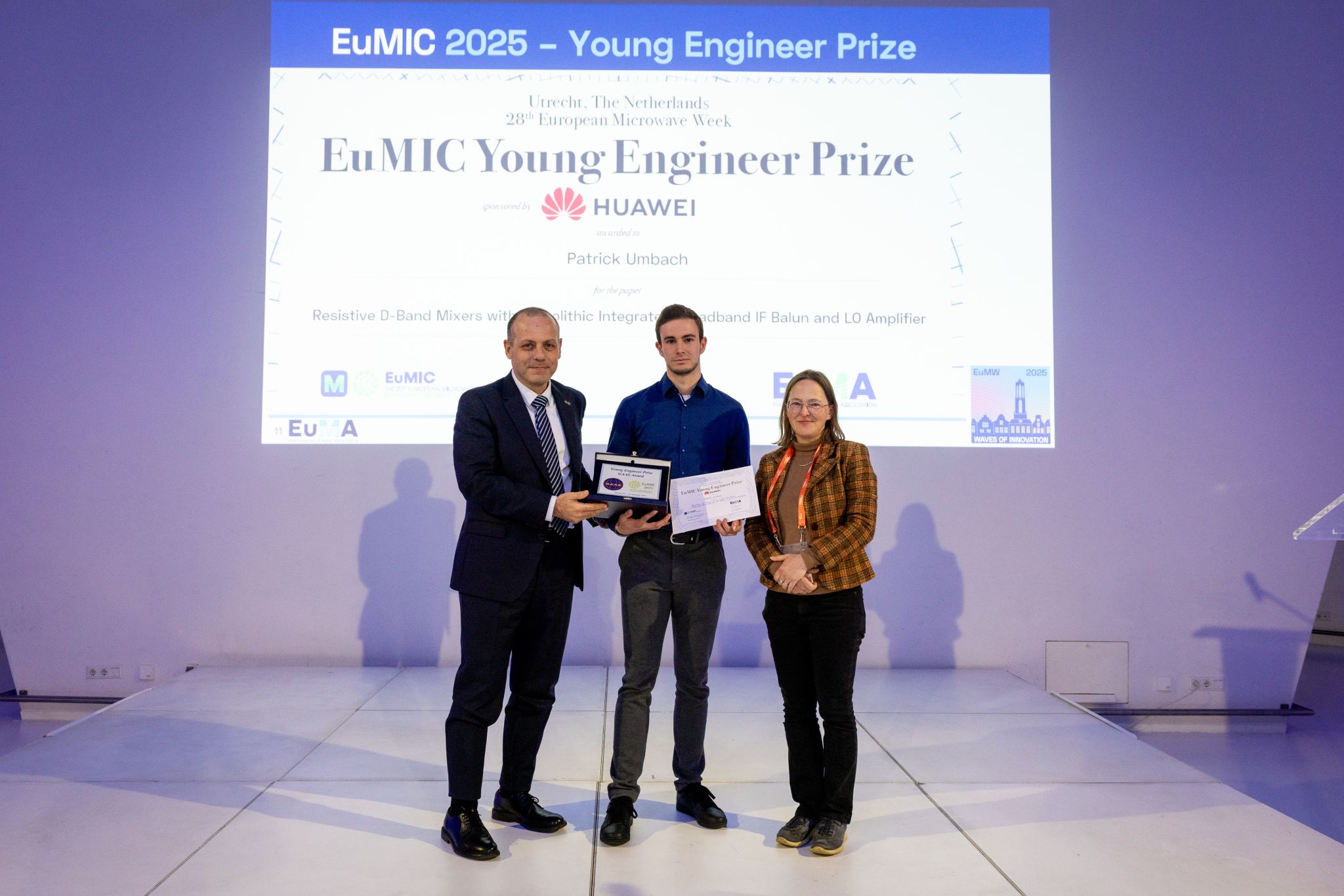 Patrick Umbach received the EuMIC 2025 Young Engineer Prize at EuMW 2025