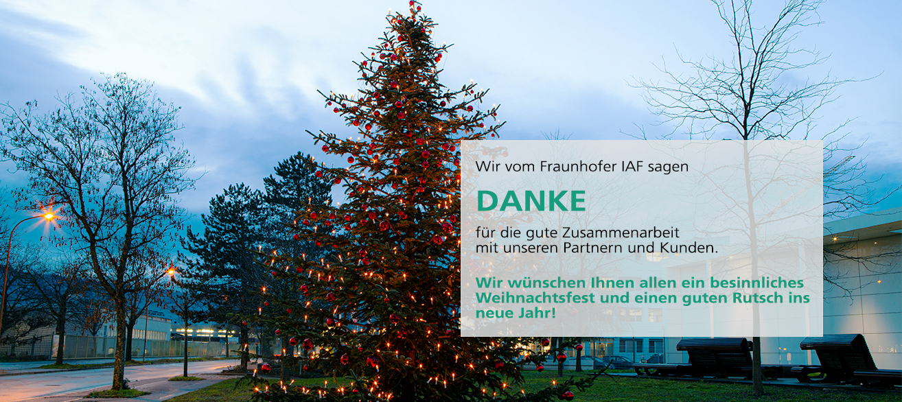 Großer Weihnachtsbaum vor dem Gebäude des Fraunhofer-Instituts für Angewandte Festkörperphysik IAF