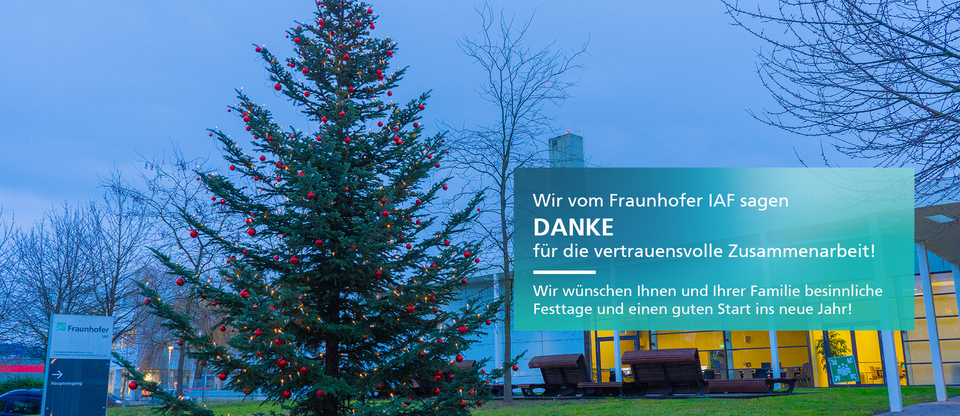 Weihnachtsbaum vor dem Fraunhofer IAF
