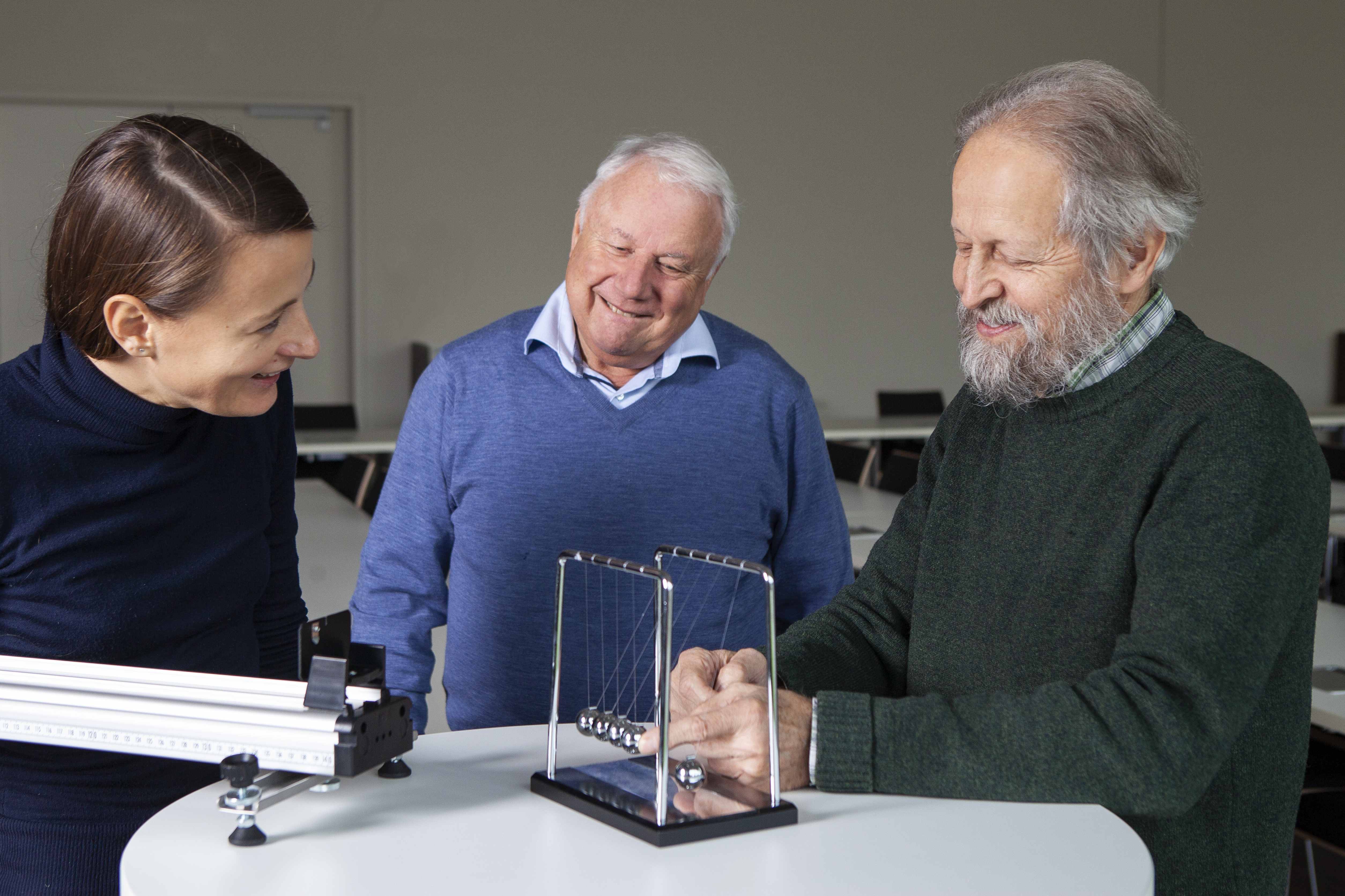 Ihre Begeisterung für Physik zeigen Josef Rosenzweig und Klaus Köhler auch während des Interviews.