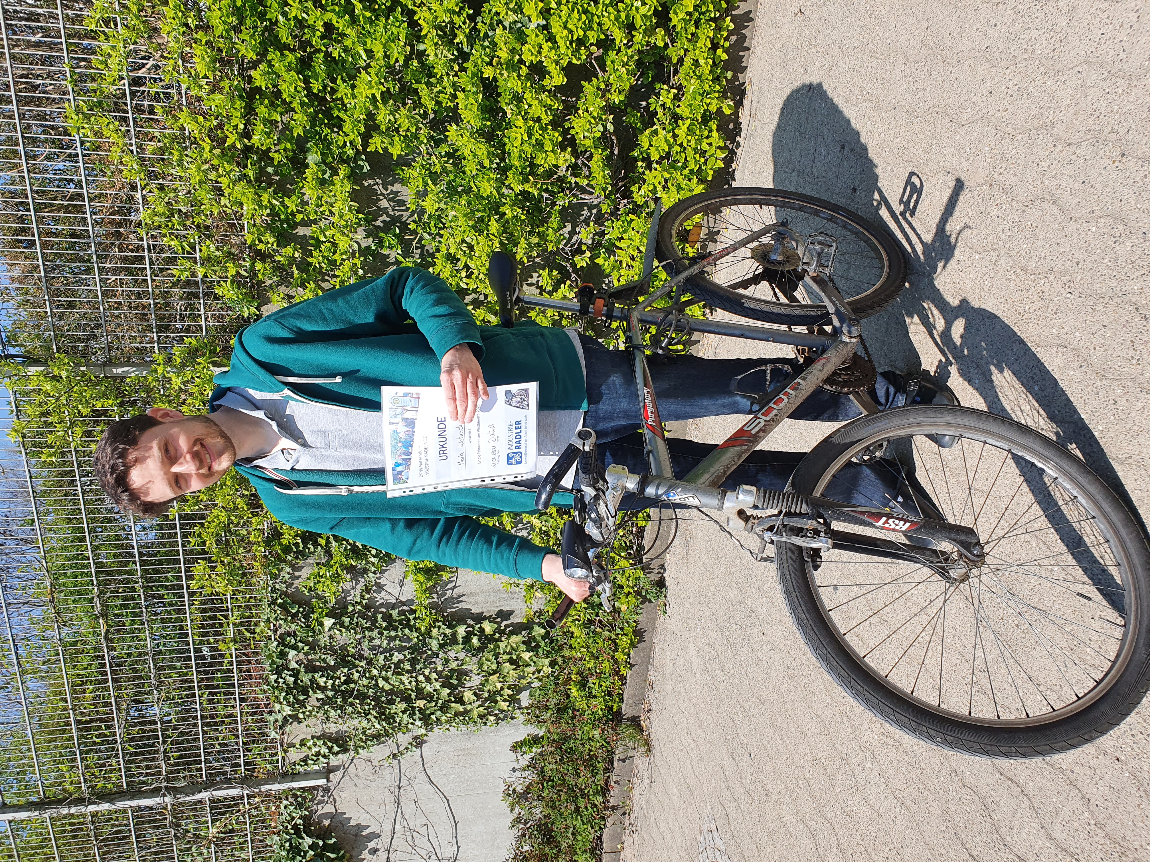 Gewinner Industrieradler im IG Nord am Fraunhofer IAF mit Fahrrad und Urkunde