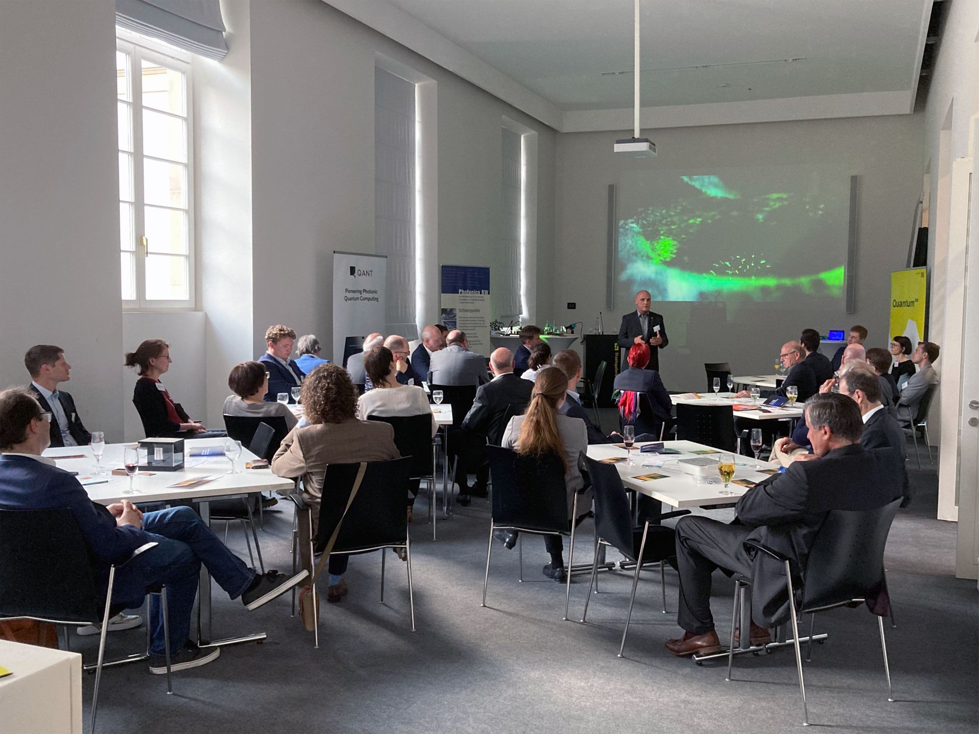 Landtagsvizepräsident Daniel Born begrüßt die Parlamentarierinnen und Parlamentarier aller Fraktionen sowie die Vertreterinnen und Vertreter von Forschungseinrichtungen und Unternehmen. 