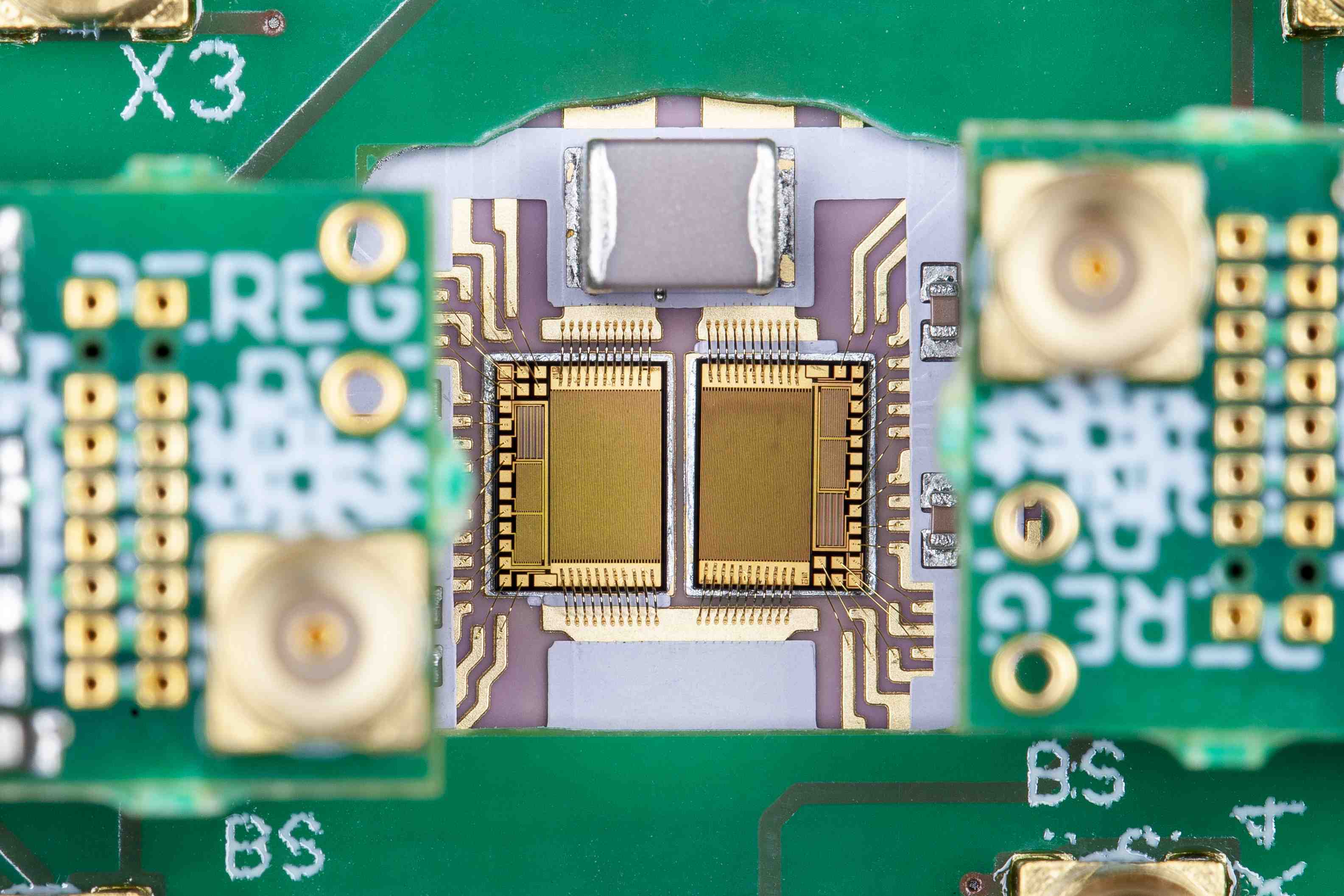GaN Power ICs mit integrierten Transistoren, Gate-Treibern, Dioden sowie Strom- und Temperatursensoren zur Zustandsüberwachung.