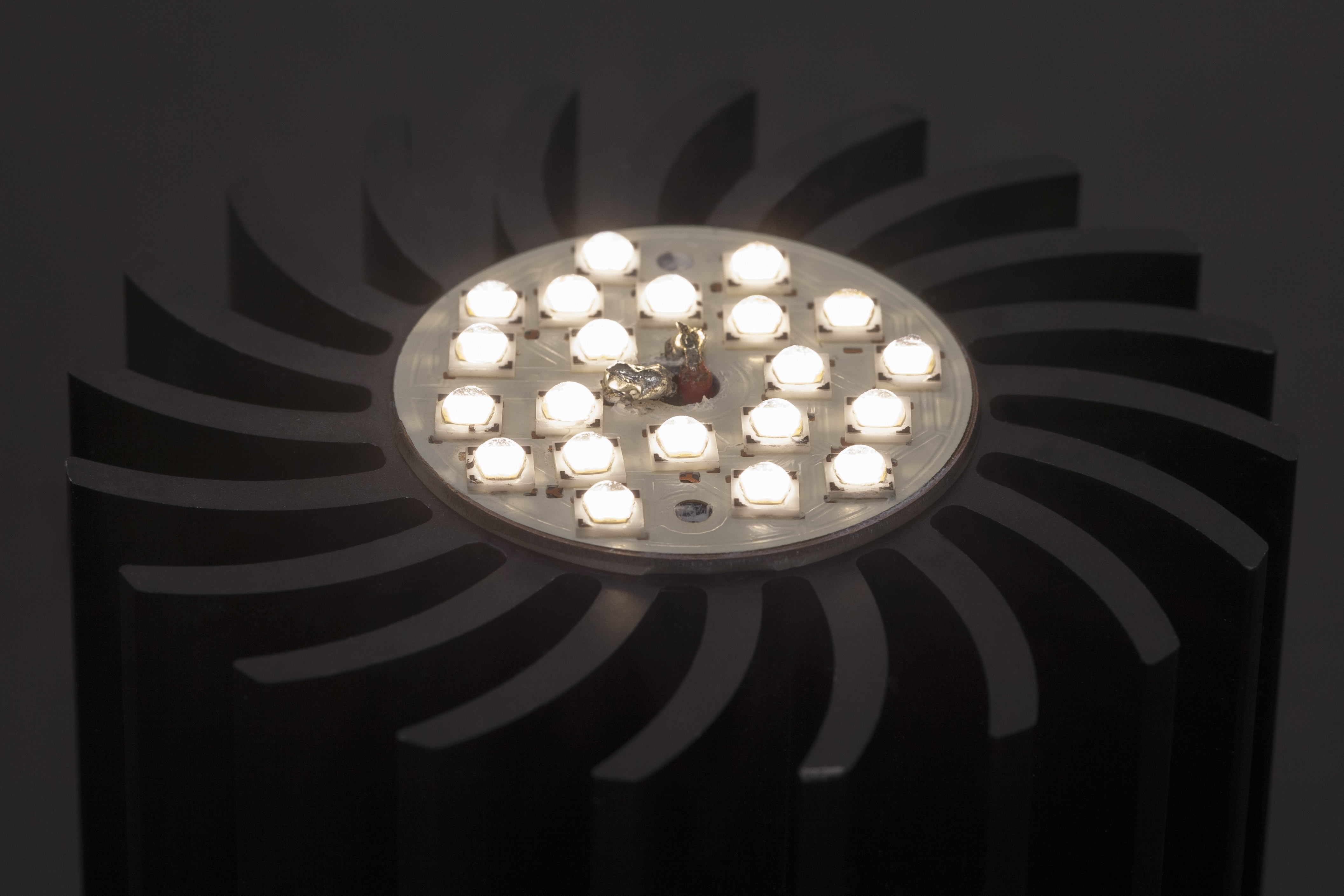 LED Modul mit GaN-Treiber und Spannungskonverter für adaptive Beleuchtung