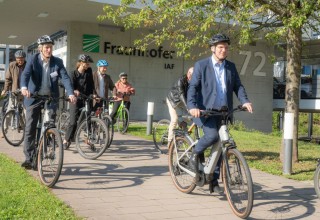 Fahrradfahrer vor dem Fraunhofer IAF Gebäude.