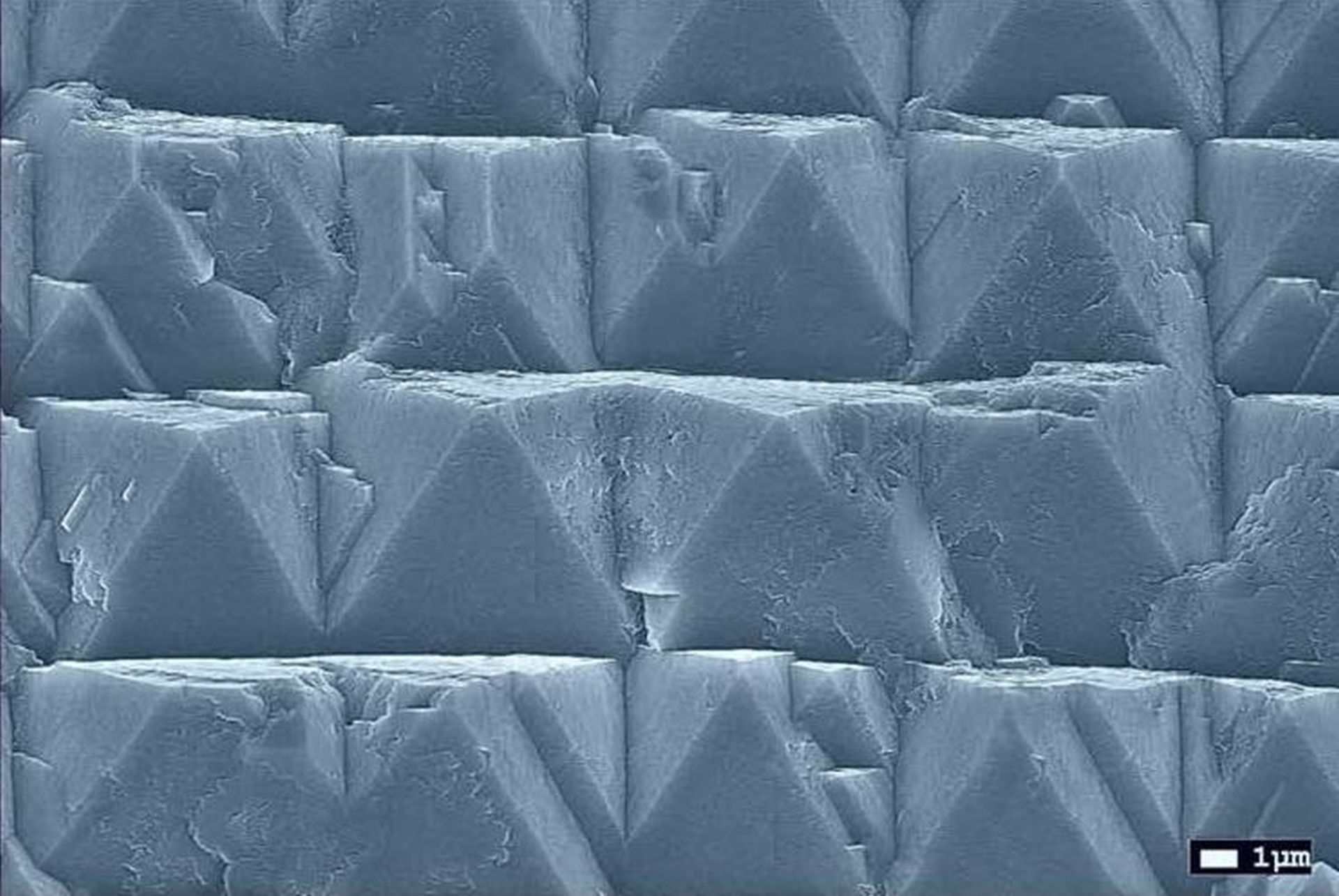 Elektronenmikroskopische Aufnahme einer frühen Wachstumsphase von Diamant auf einem Wafer