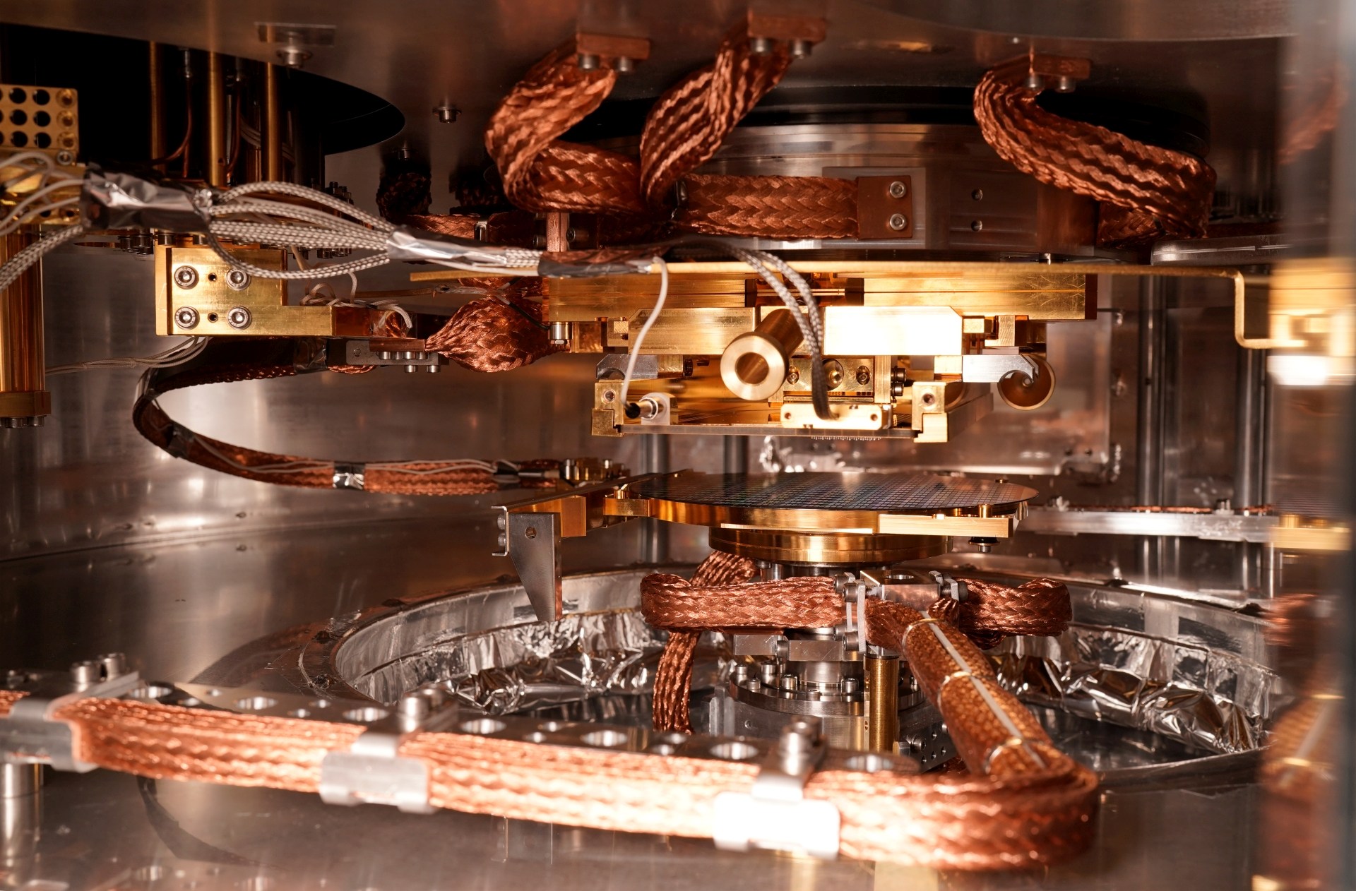 Hauptkammer des kryogenen Wafer-Probers mit 200-mm-Wafer auf einem Chuck, der unter der Nadelkarte fährt. 