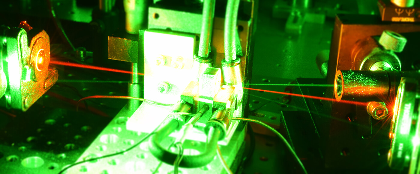 Laboraufbau eines Membran-Lasers