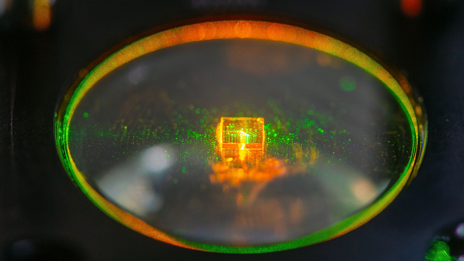 Diamant des Fraunhofer IAF, der als Quantensensor für mikroskopische NMR verwendet wird.