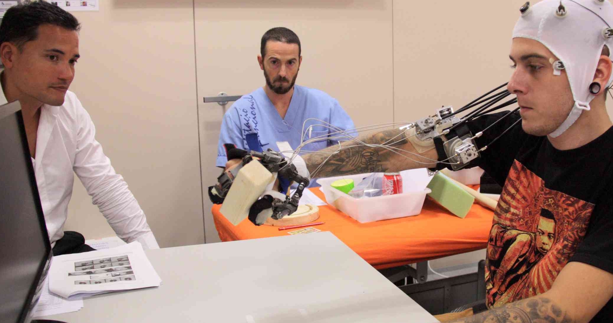 Patient wendet Exoskelett und BCI-System an. 
