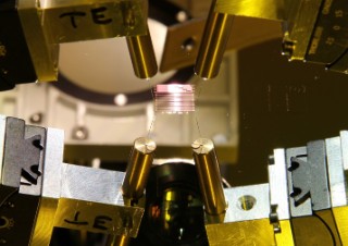 Durchsichtiger Halbleiter-Chip, eingespannt in einen Messaufbau