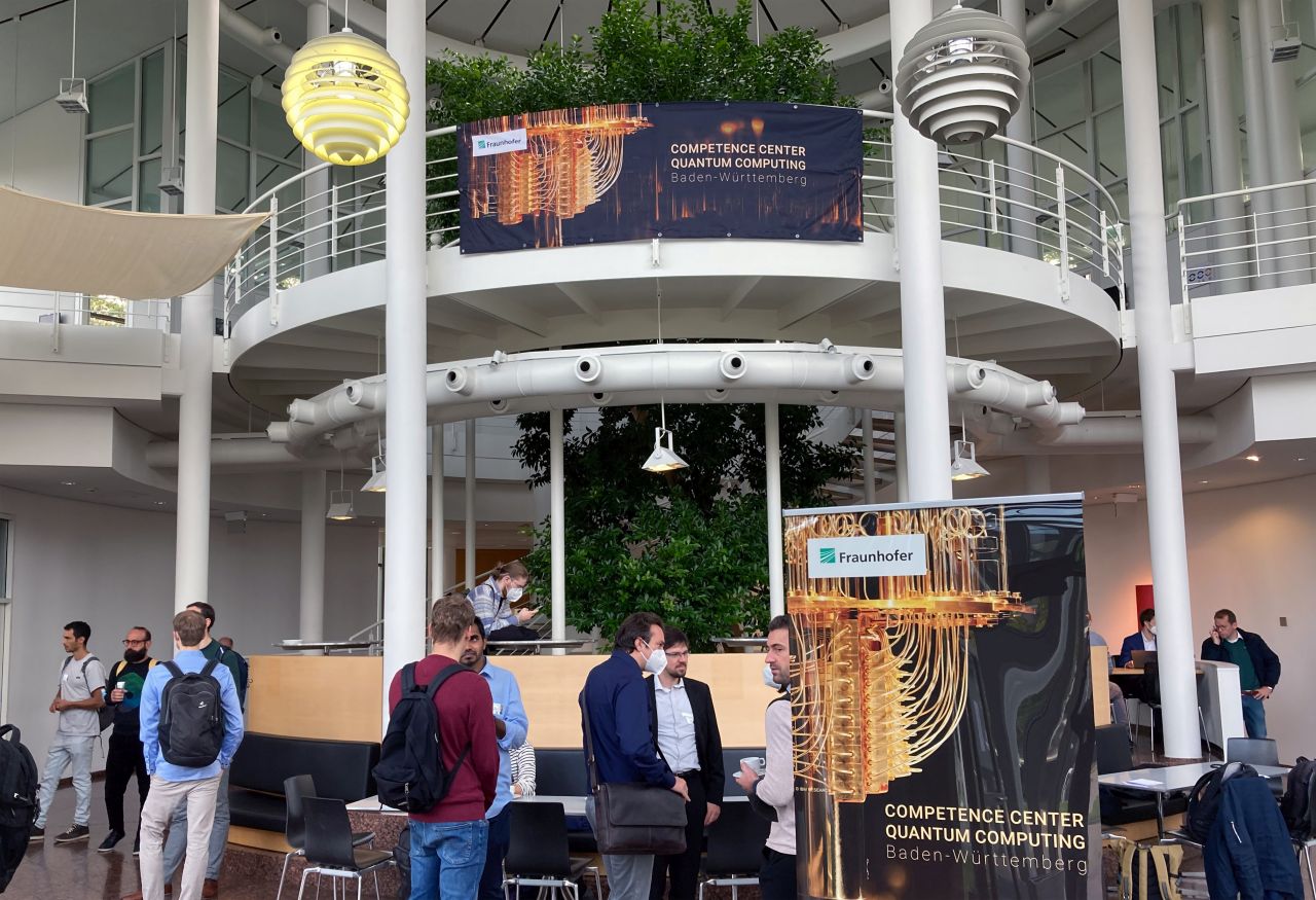 Teilnehmende an der Konferenz sammeln sich im Eingangsbereich des Veranstaltungsgebäudes.