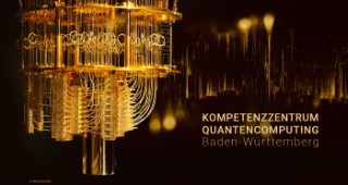 IBM Quantencomputer goldorange auf schwarzem Hintergrund mit Schriftzug "Fraunhofer Kompetenzzentrum Quantencomputing Baden-Württemberg"