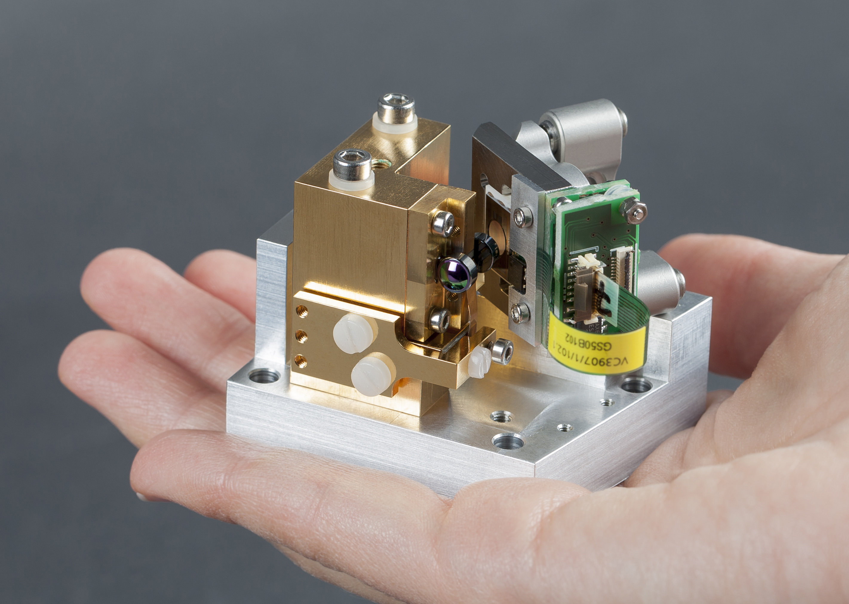 Demonstrator of the miniaturized laser source consisting of a quantum cascade laser chip and a MOEMS grating scanner.