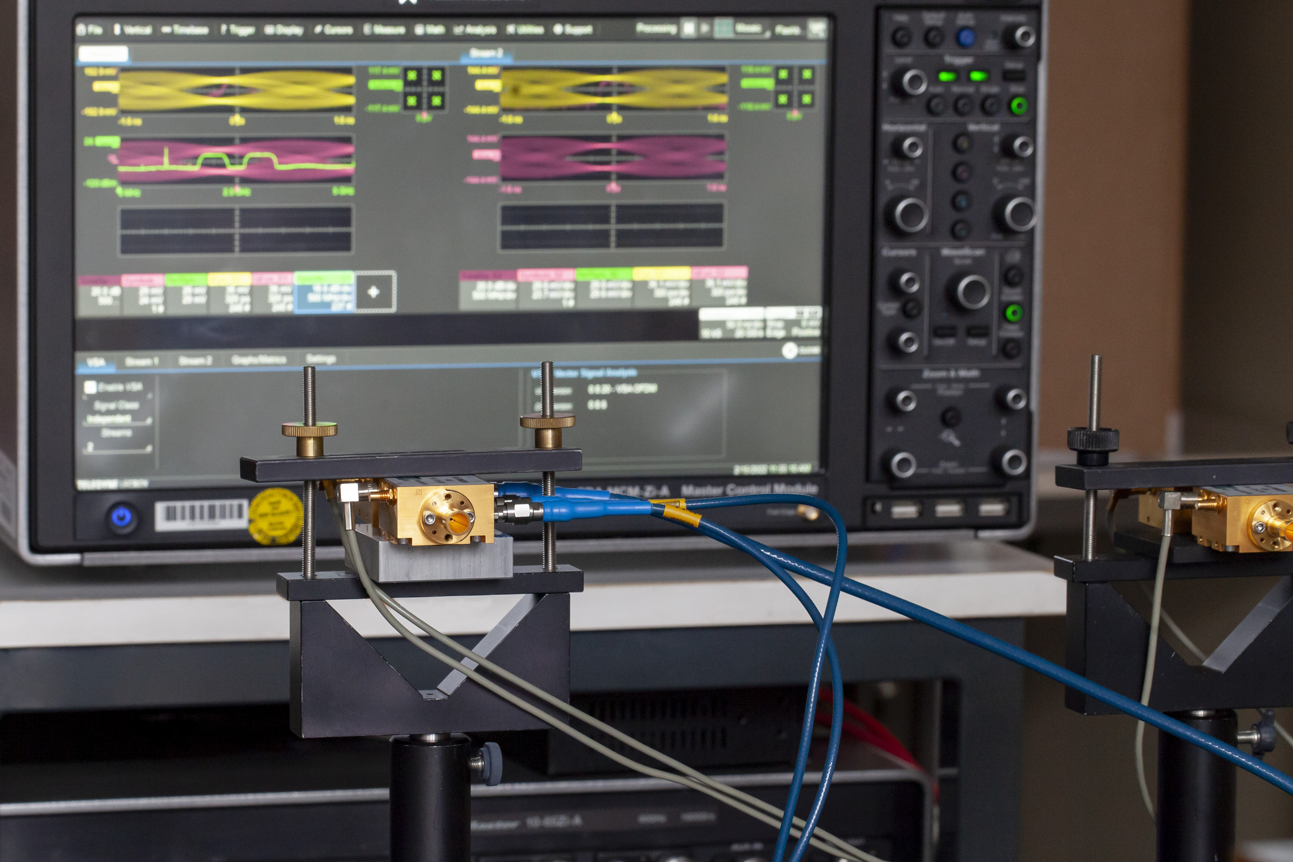 Laboratory setup for investigating MIMO and dual-polarized transmission methods at 300 GHz with data rates of more than 100 Gbit/s.