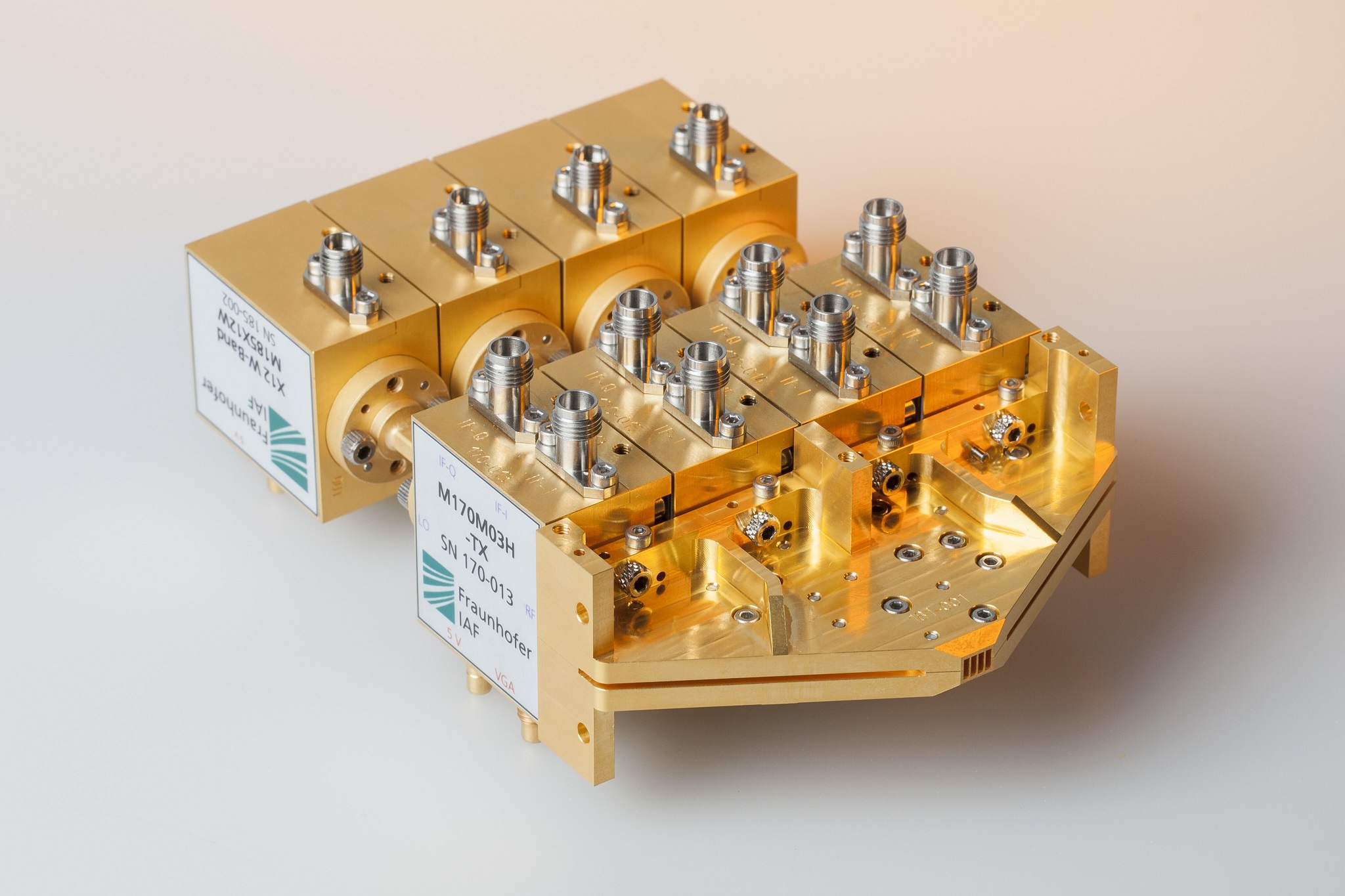 Radio module for use in 5G wireless THz communication. The interdisciplinary project team of TERRANOVA investigates new system architectures for embedding broadband wireless THz connections in optical fiber lines.