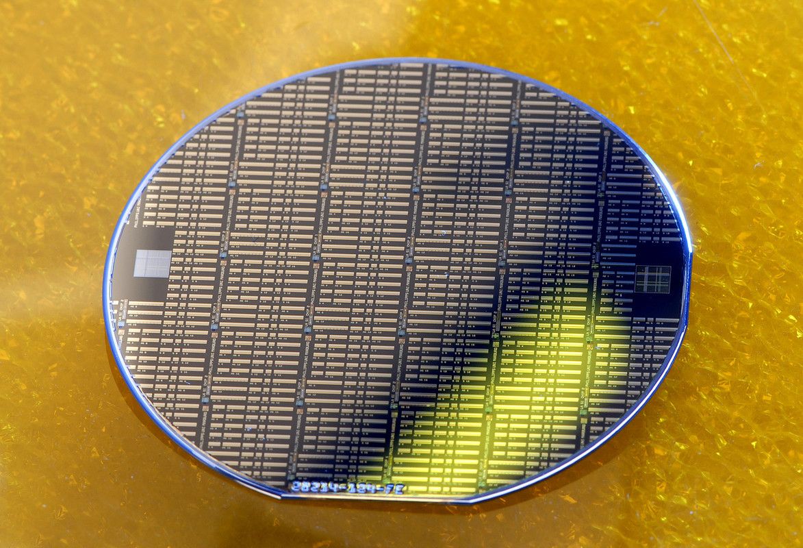 Wafer of Fraunhofer IAF containing lasers on silicon substrate