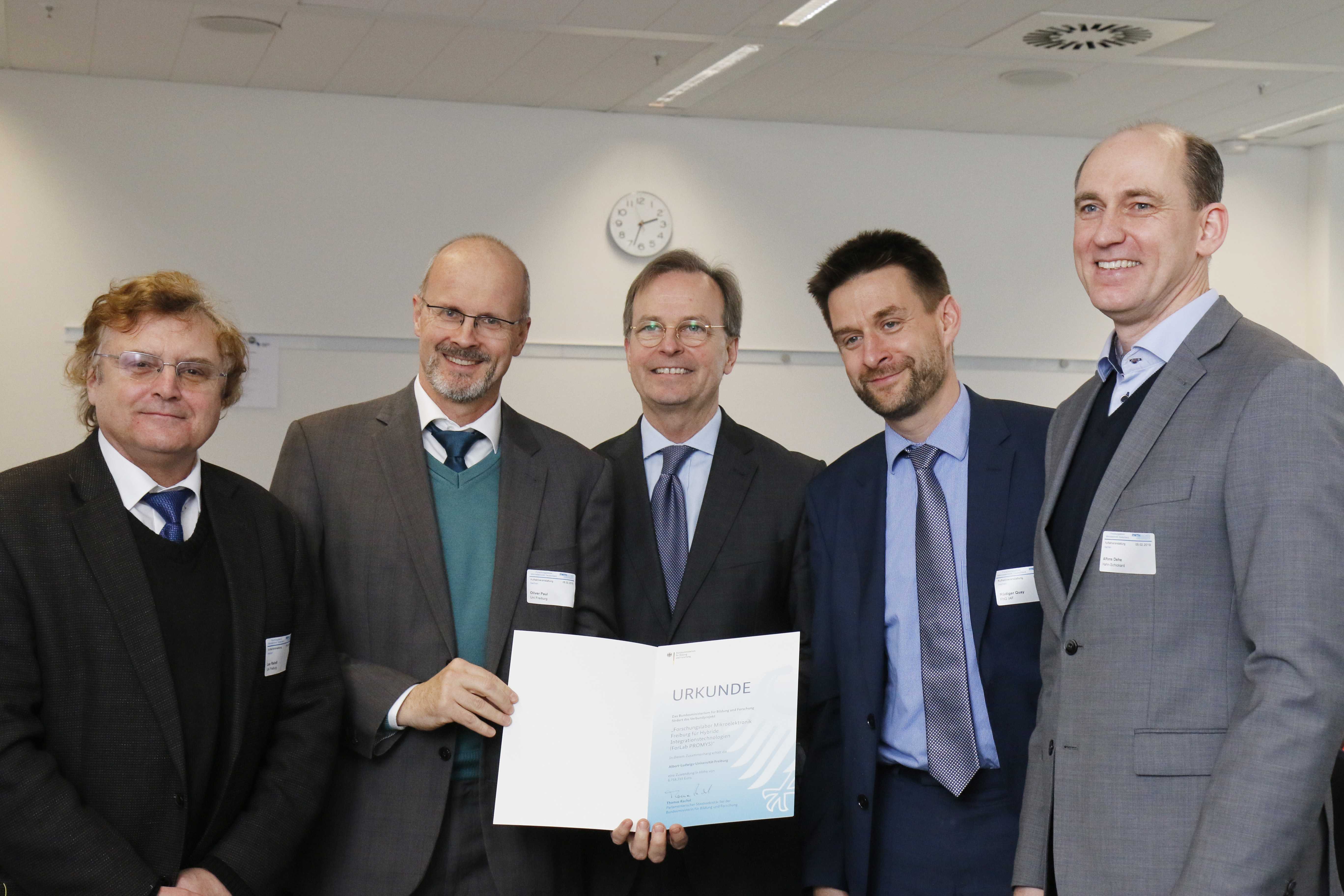 Parliamentary State Secretary Thomas Rachel (centre) hands over the funding certificate to the participants of the Freiburg PROMYS project. From left to right: Prof. Leo Reindl, Universität Freiburg, Prof. Oliver Paul, Universität Freiburg, Thomas Rachel, Staatssekretär, Dr. Rüdiger Quay, Fraunhofer IAF, Dr. Alfons Dehe, Hahn-Schickard