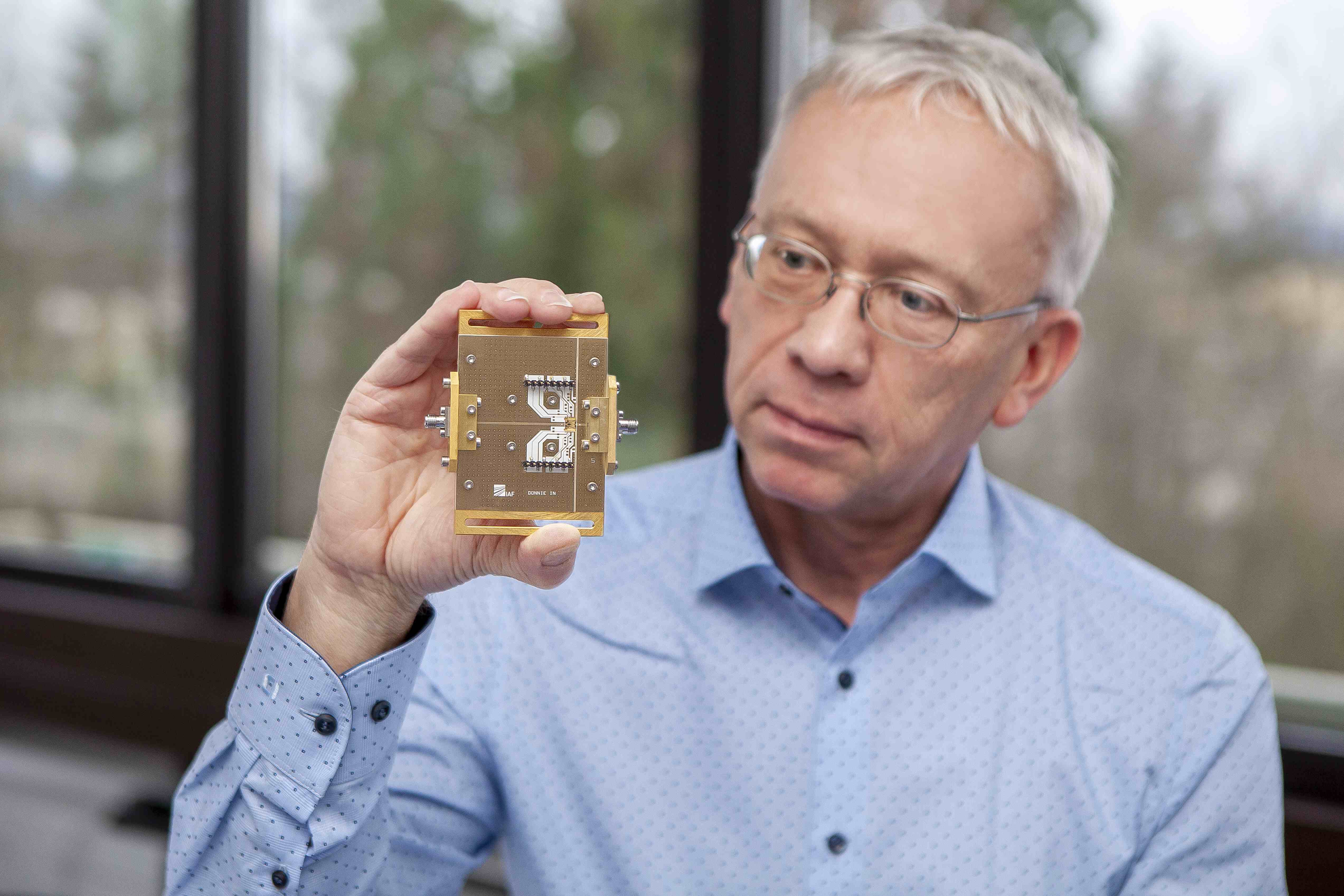 Fraunhofer IAF develops power transistors and circuits based on gallium nitride for fast and energy-efficient data transmission. 