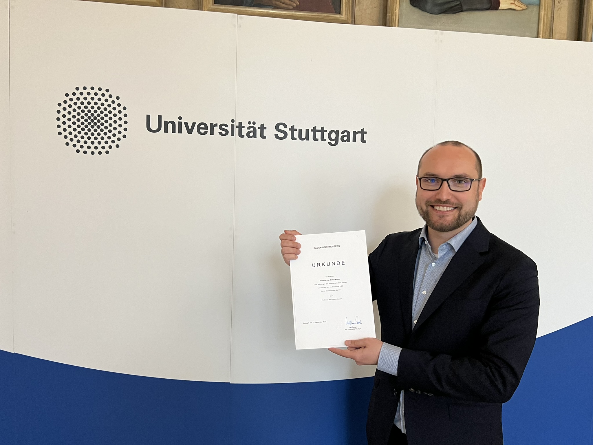 Stefan Mönch mit Erkennungsurkunde an der Uni Stuttgart. 