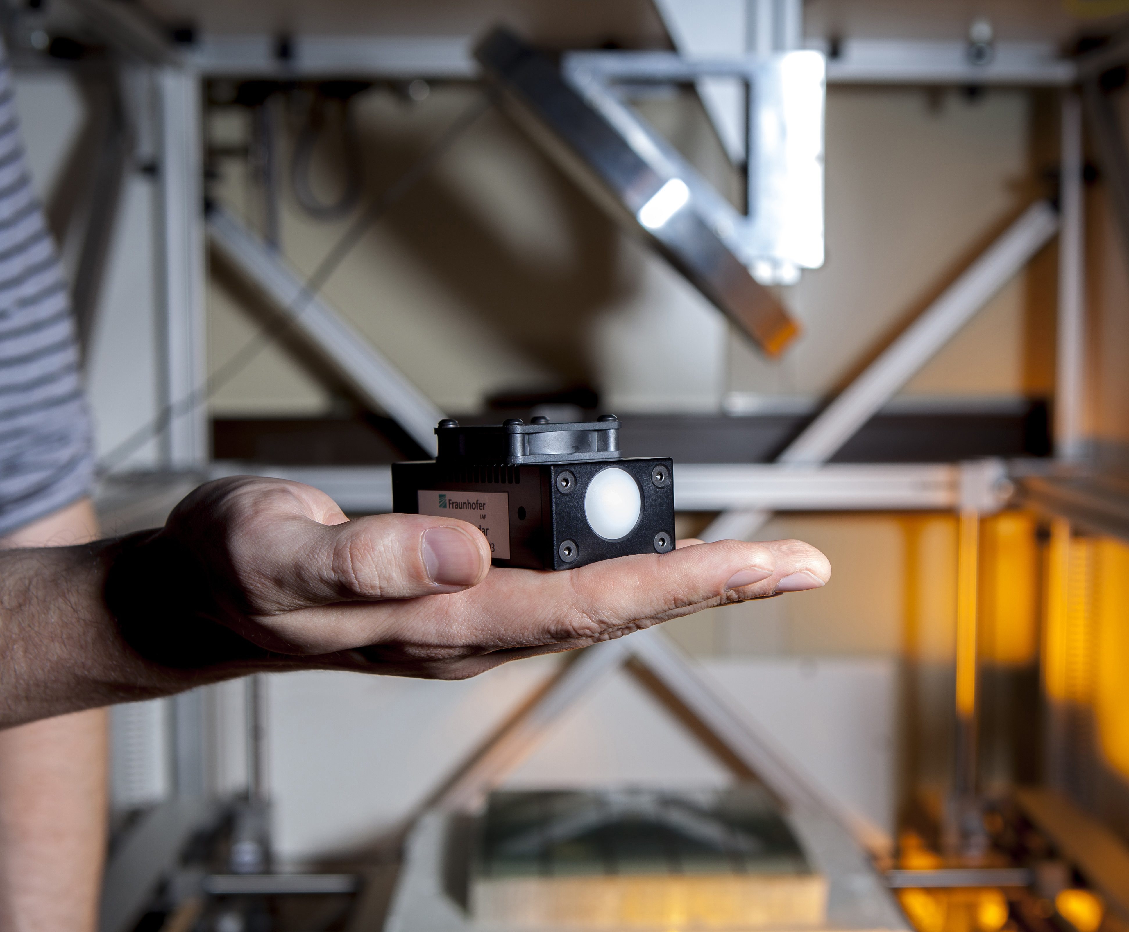 The compact W-band radar is able to precisly measure positions, spacings, distances and velocities, even if the objects are barely visible or concealed. W-band radar module of the Fraunhofer IAF