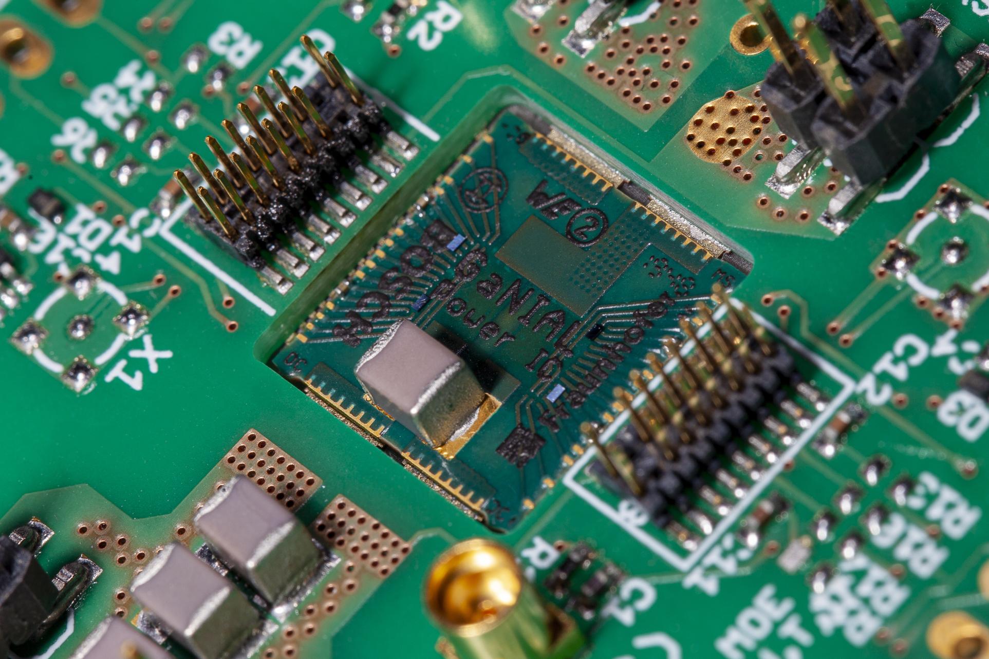 GaN-on-Si half bridge circuit embedden in green printed circuit board