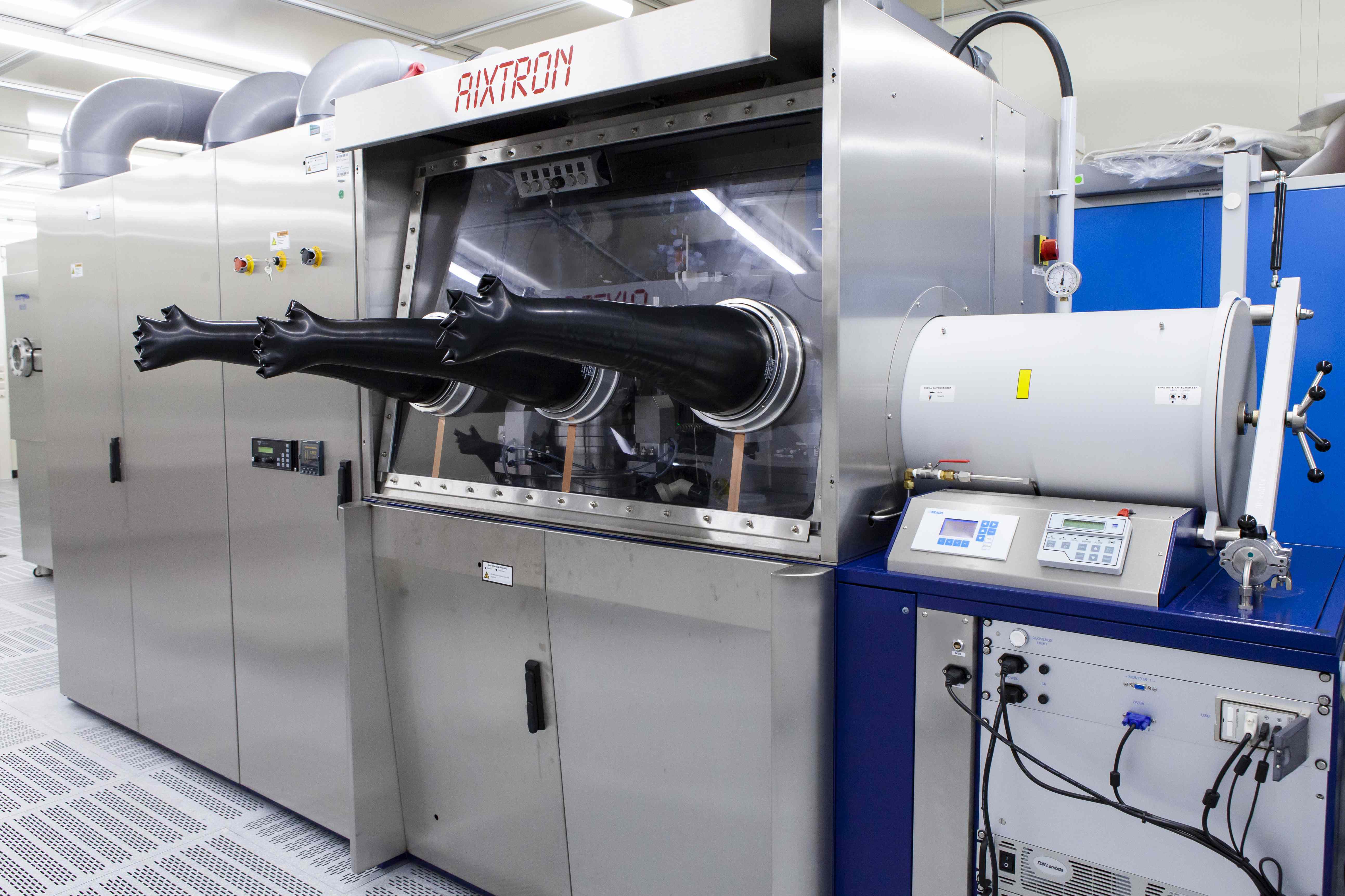 The MOCVD system of Fraunhofer IAF has been modified by the research group to enable the growth of AlScN with sufficient quality and productivity for industry.