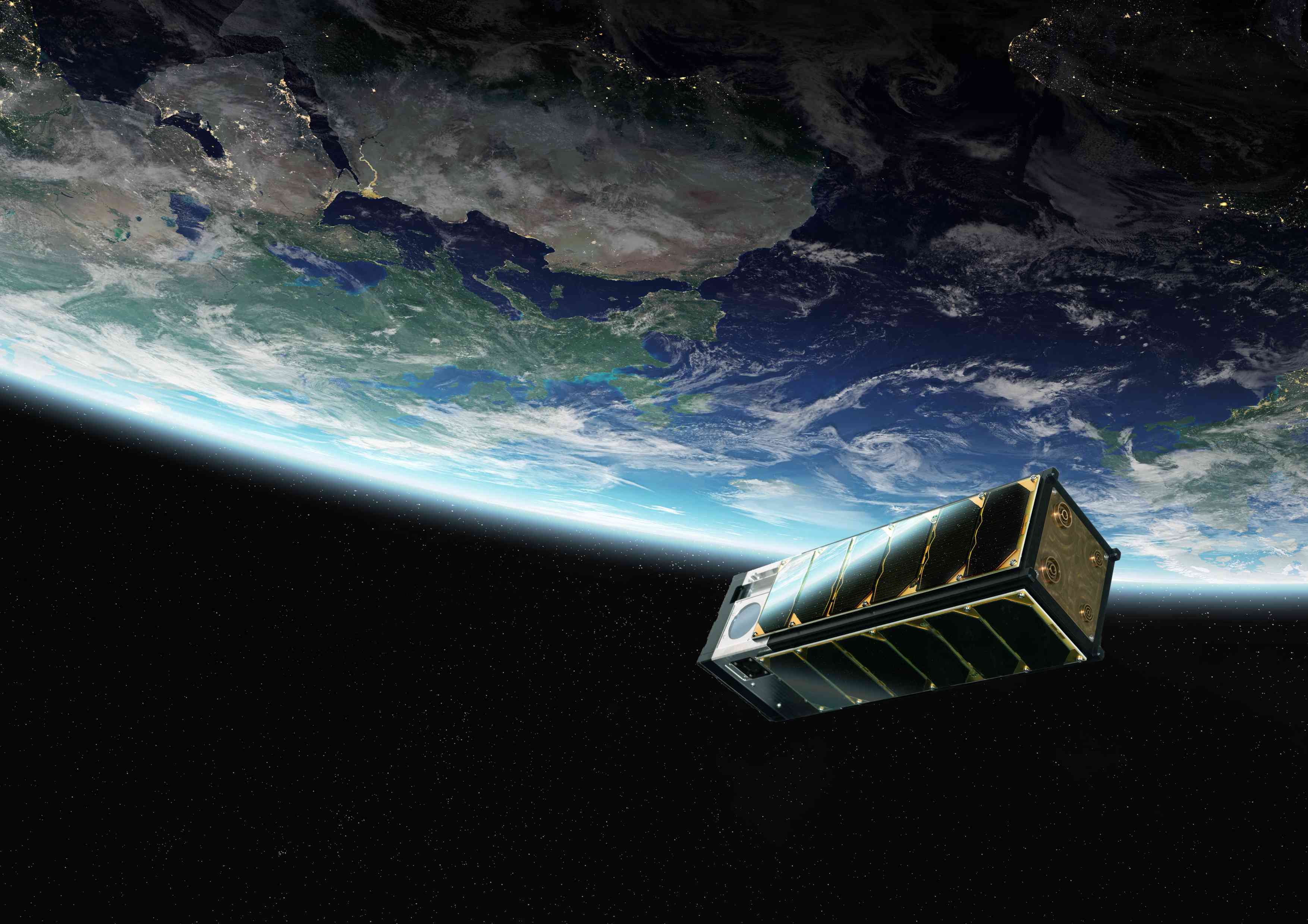 Satellit mit W-Band-Empfangsmodul für extrem rauscharme Datenübertragung im Weltraum