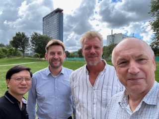 Foto von den vier Männern, die das Forschungsteam des DISRUPT-Projekts vertreten, in einem Park.