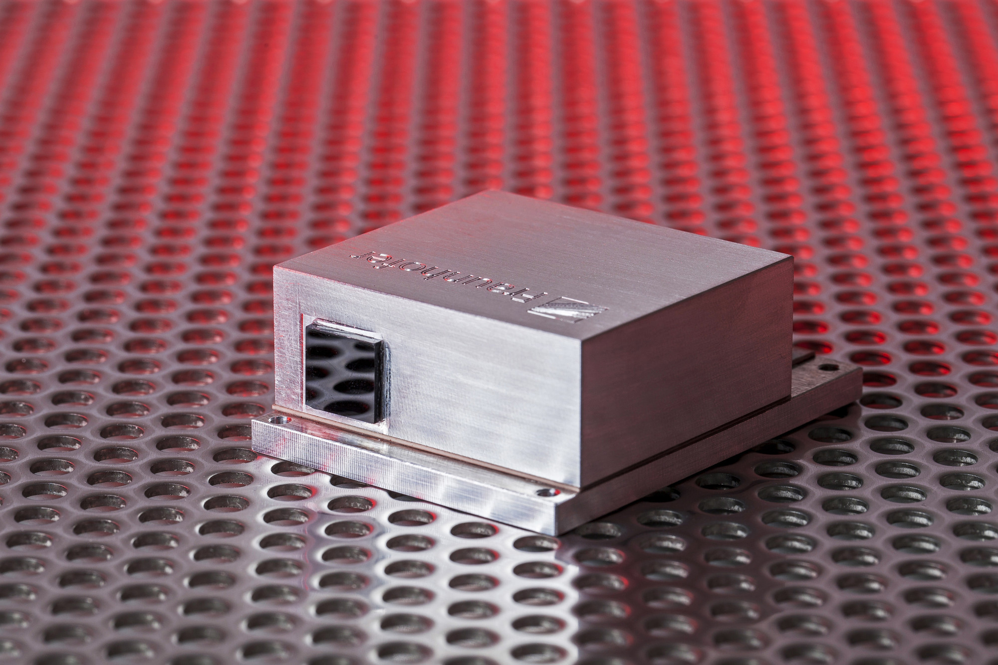 Miniaturized, broadband spectrally tunable quantum cascade laser module from Fraunhofer IAF.