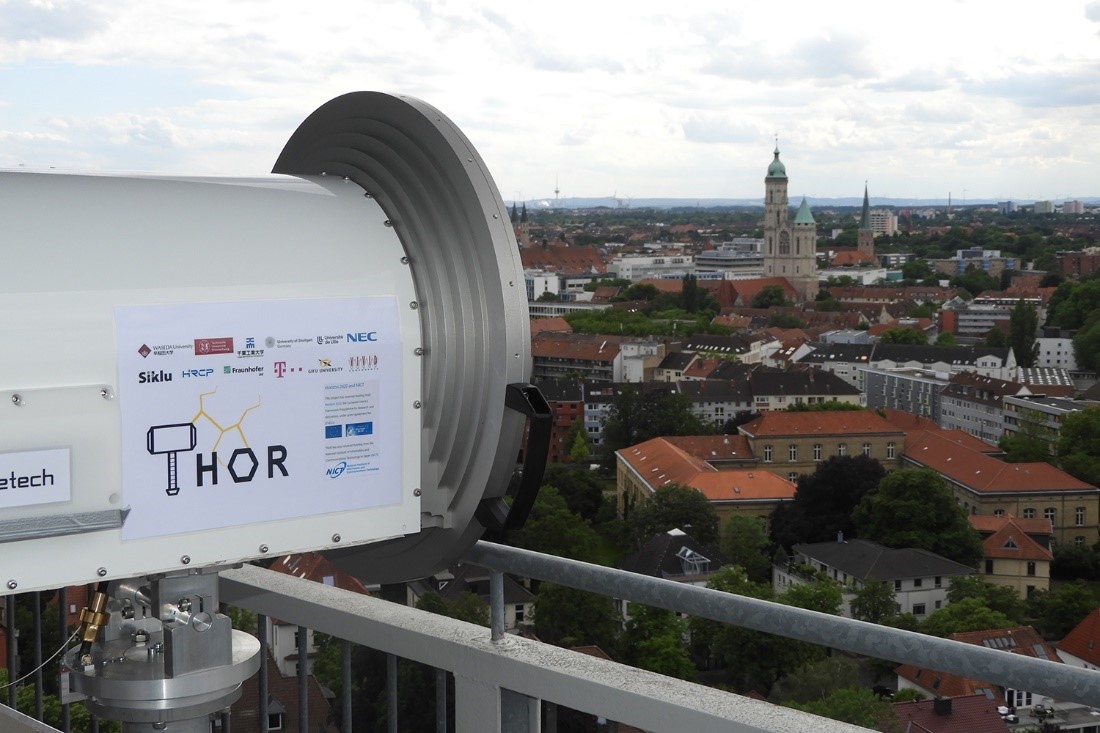 Bidirectional terraherzt directional radio link mounted on the roof of a high-rise building.