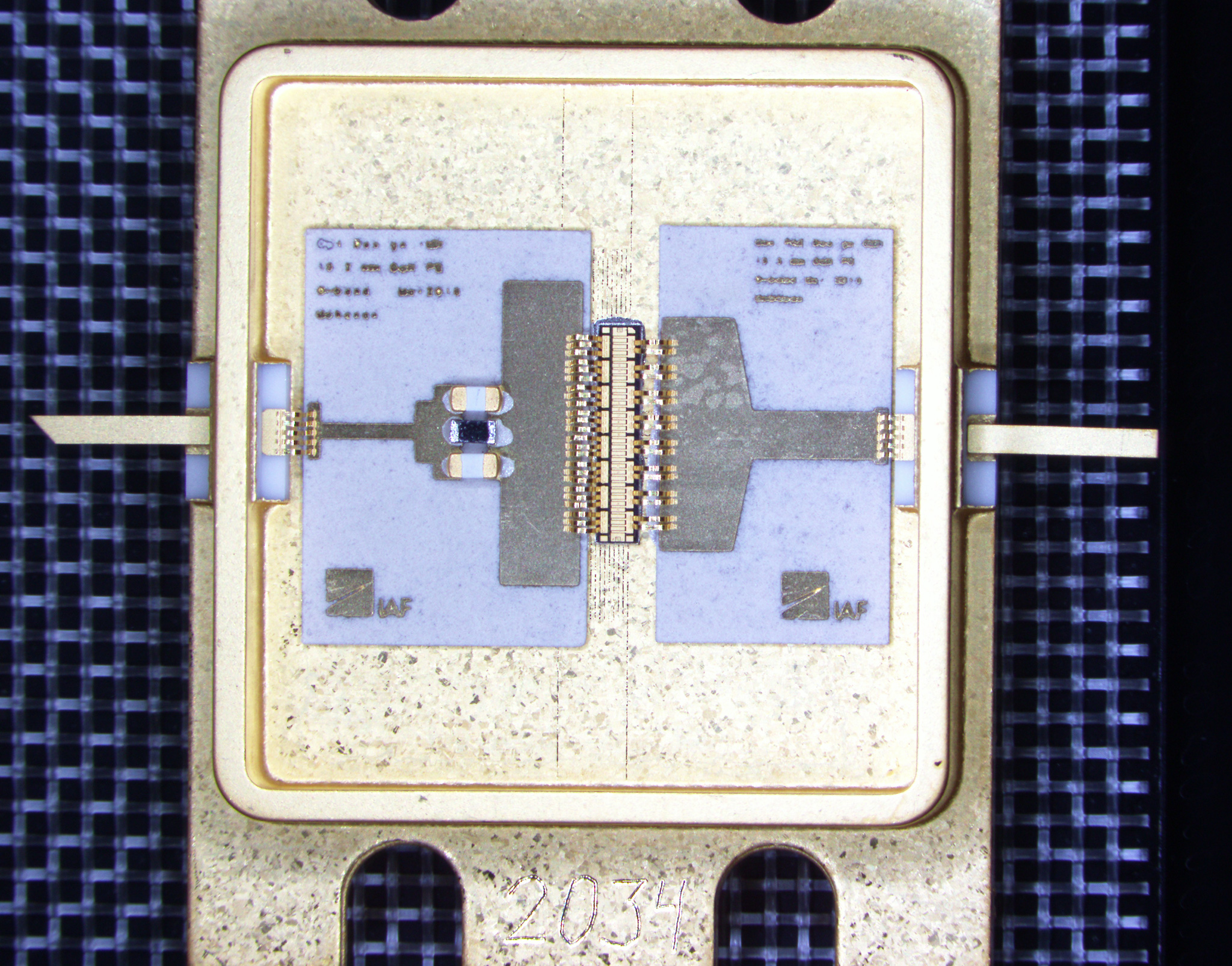 The power amplifier of the Fraunhofer IAF transmits at a frequency of 5.8 gigahertz. These frequency is needed for the new 5G mobile radio standard. The centrally placed gallium nitride (GaN) semi-conductor circuits are the central part of the packaged power amplifier.