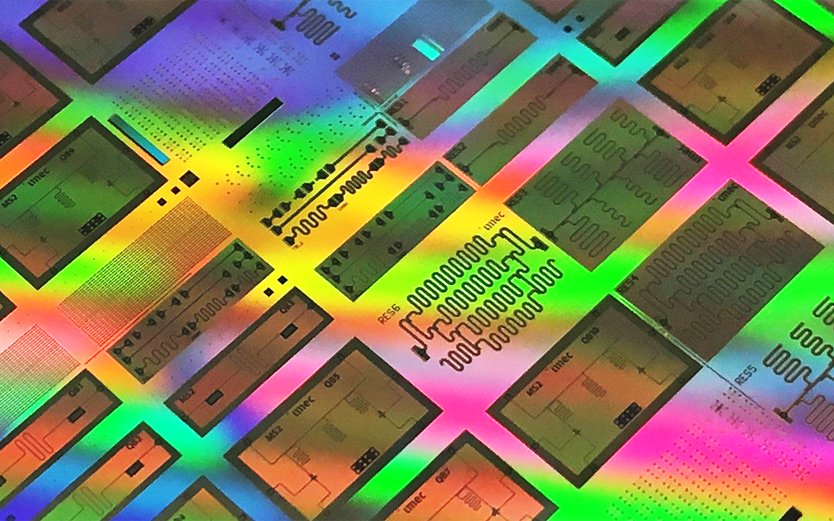 Rainbow-colored picture of a test chip with superconducting qubits 