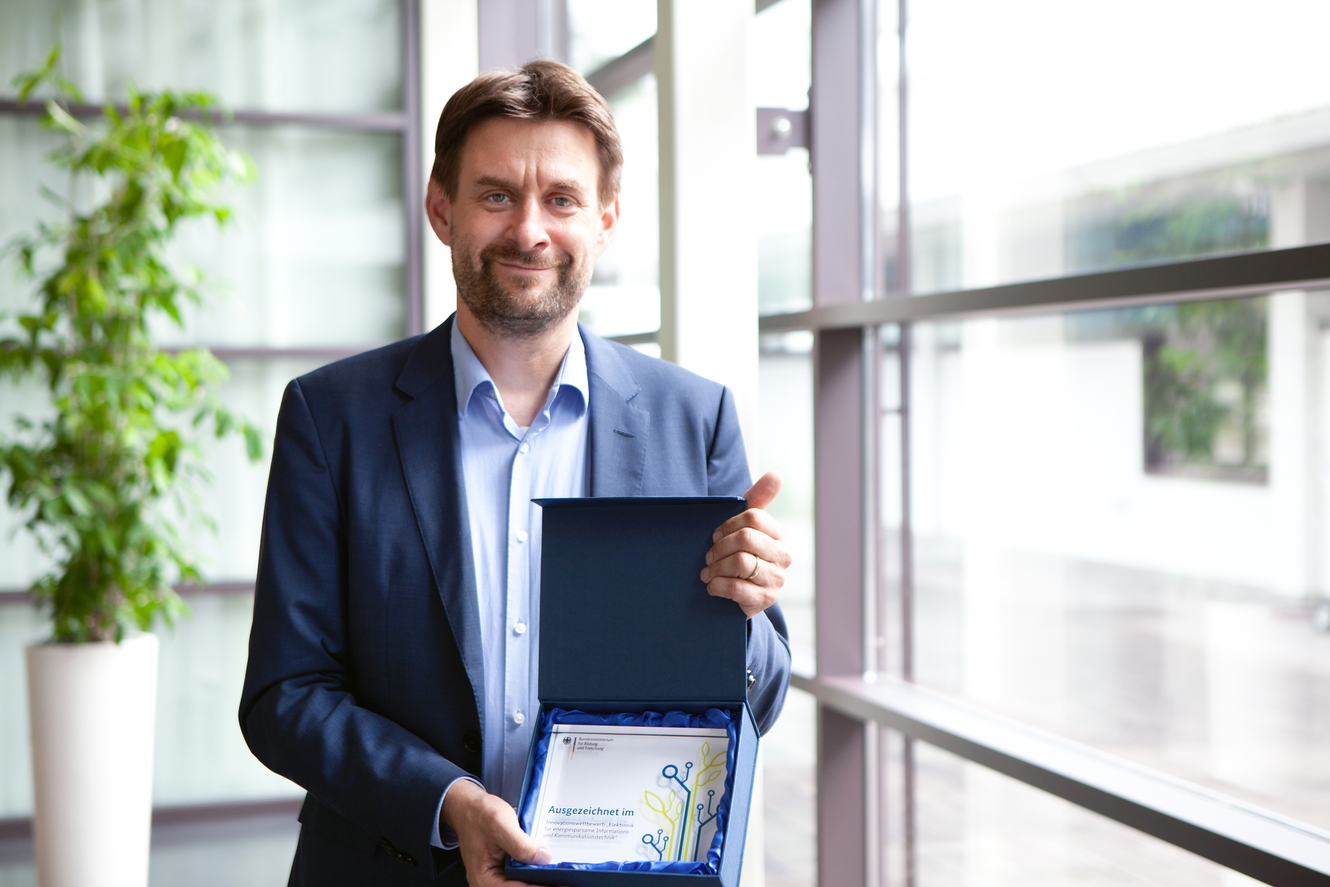 Innovation competition “Electronics for Energy-Saving ICT”: Prof. Quay with the award for project "EdgeLimit"
