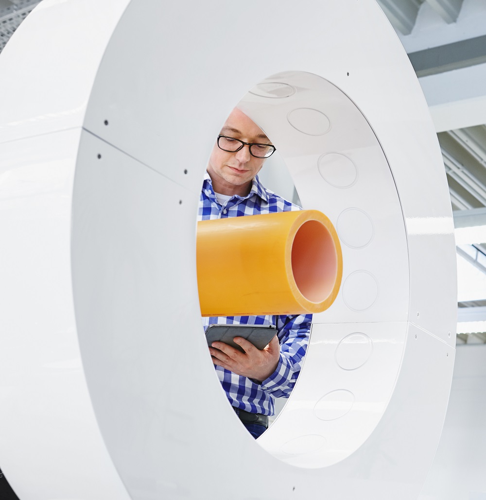 An industry-example: Milimeter wave technology for contactless and µm-accurate measurement of diameter, ovality, wall thickness and sagging of large plastic pipes.