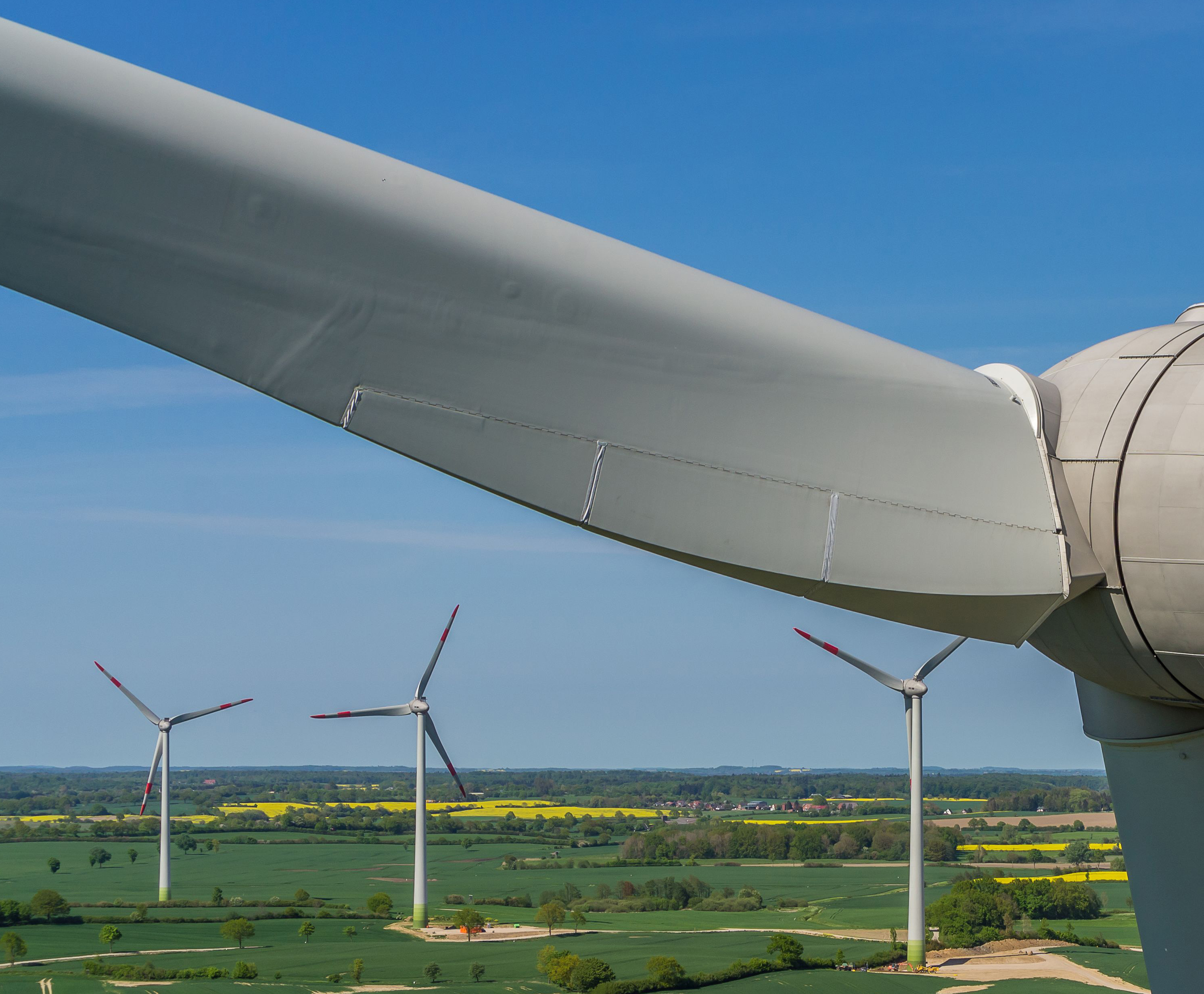 The innovative radar scanner from Fraunhofer IAF enables defects in the material composition of the wind turbine blades to be detected with significantly greater accuracy. This cuts production and operating costs.